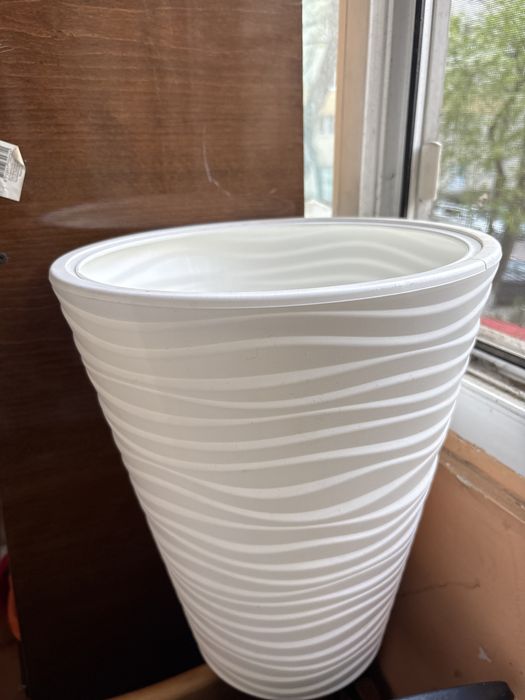 Ghiveci mare alb de vânzare