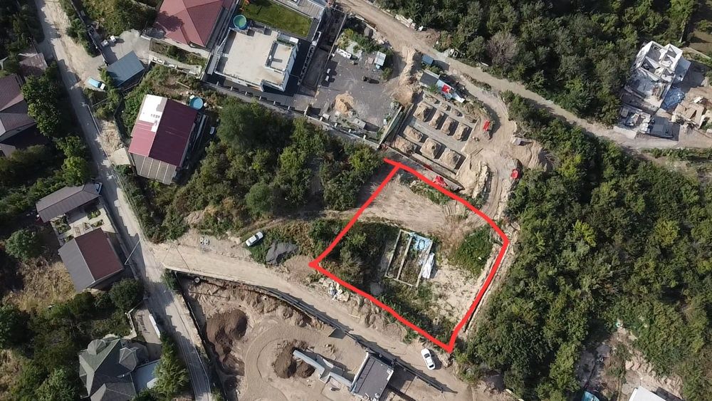 Участок с видом на город и горы