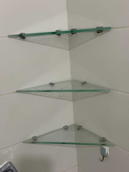 продам стеклянные полочки в ванную