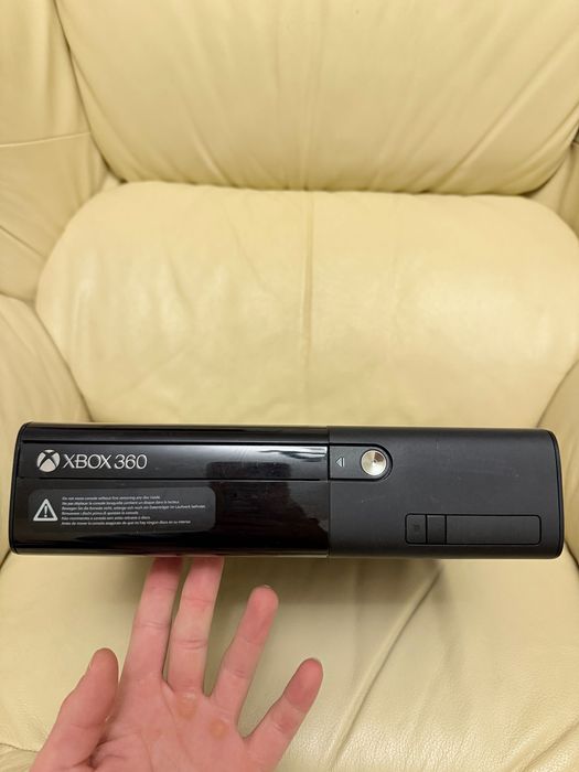 Xbox 360 E – Boxed + кристален контролер + Kinect + 5 игри