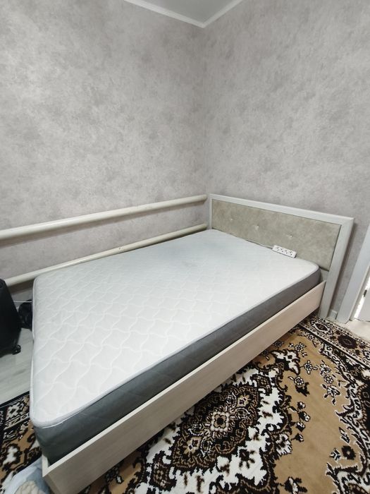 Кровать с матрасом