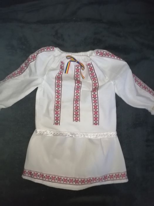Vând costum popular pentru fetițe