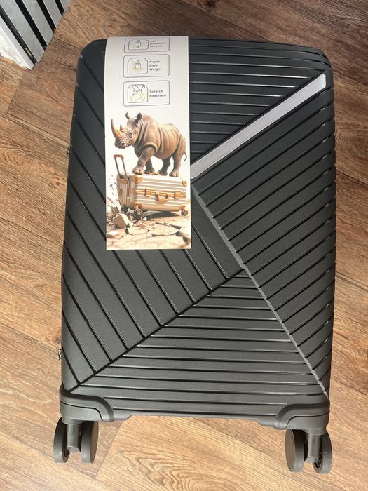 Продам новый чемодан