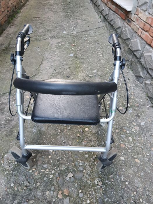 Спомагателна количка за възрастни хора