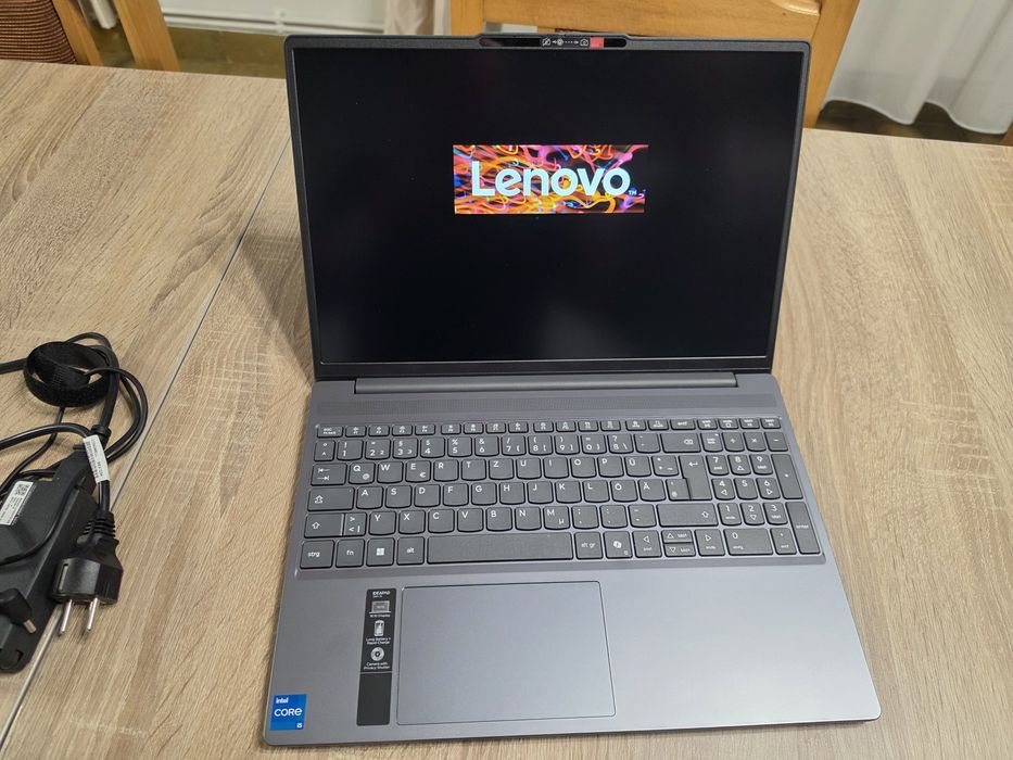 Vând laptop Lenovo
