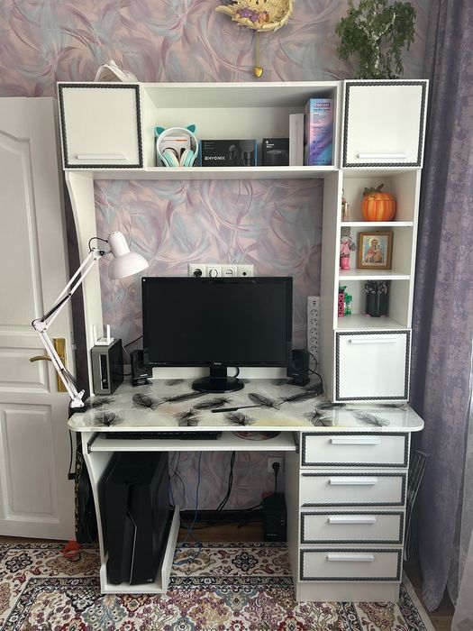Компьютерный стол и комод для девочки