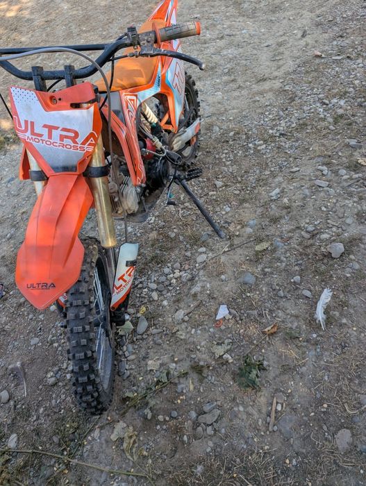 Vând cross 125 cc ultra ca nou îl vând că a început școala