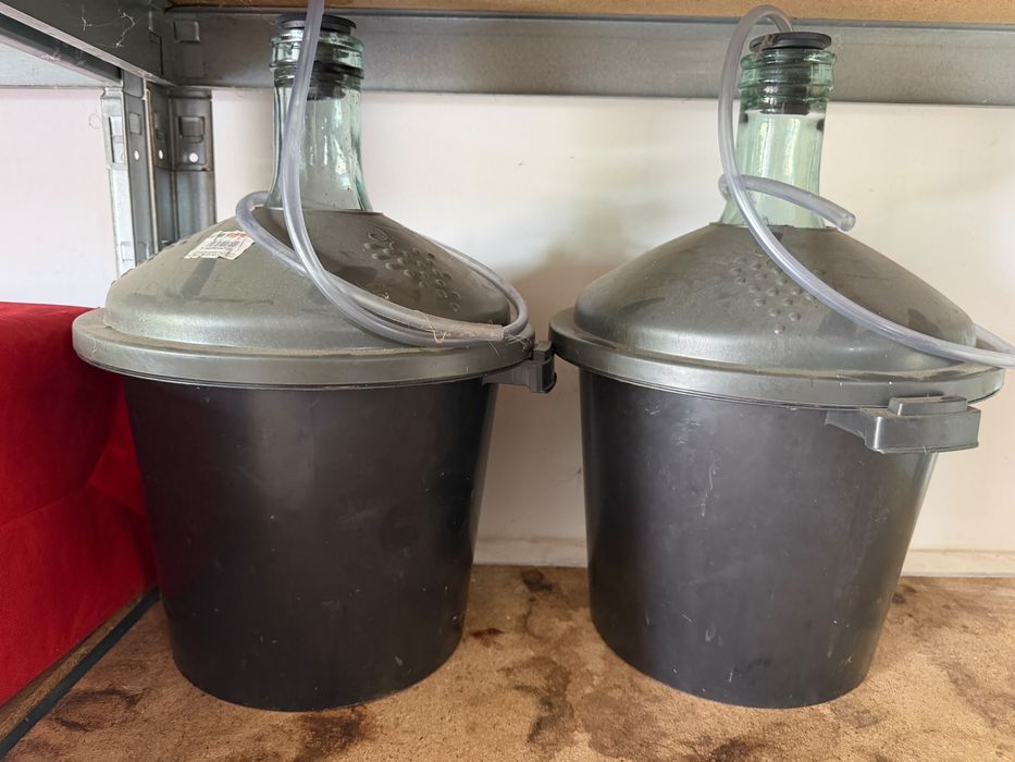 2 damigene sticlă 10 L pentru vin, cu protecție și furtun