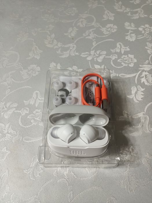 Беспроводные наушники. JBL WAVE 200 TWS