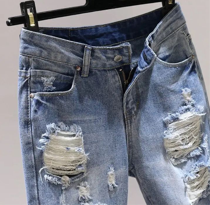 Джинсы рваные женские