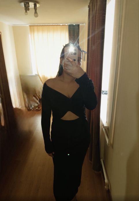 Продаётся чёрное платье с вырезом