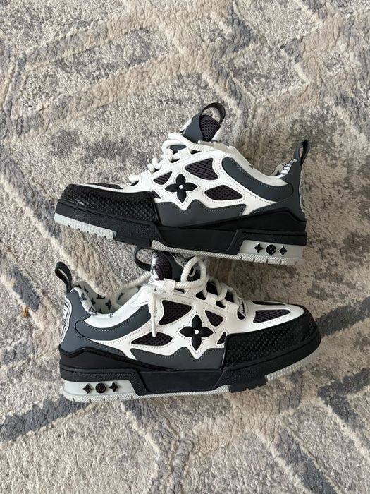 Lv skates.