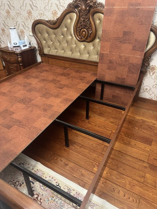 Кровать двухспальная, деревянная.