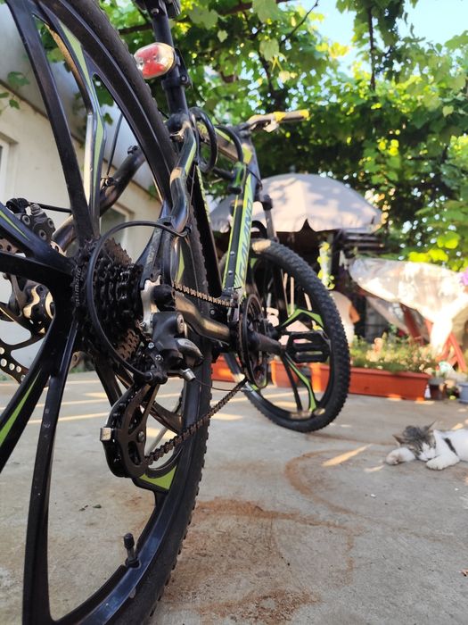 Vând 2 biciclete,una clasică și una electrică.