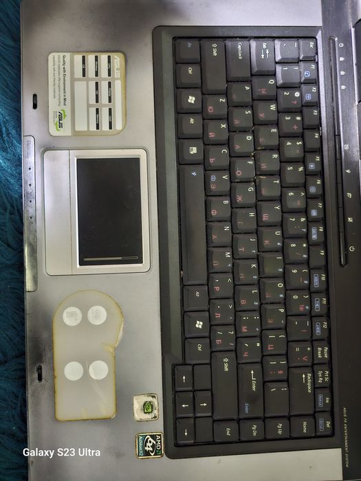 Продавам два лаптопа Asus и един DELL