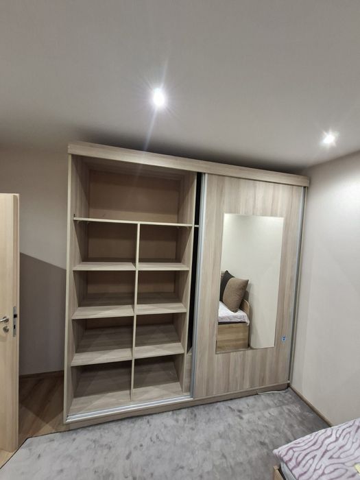 Гардероб с плъзгащи врати