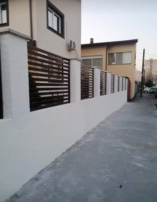 Meseriași la garduri