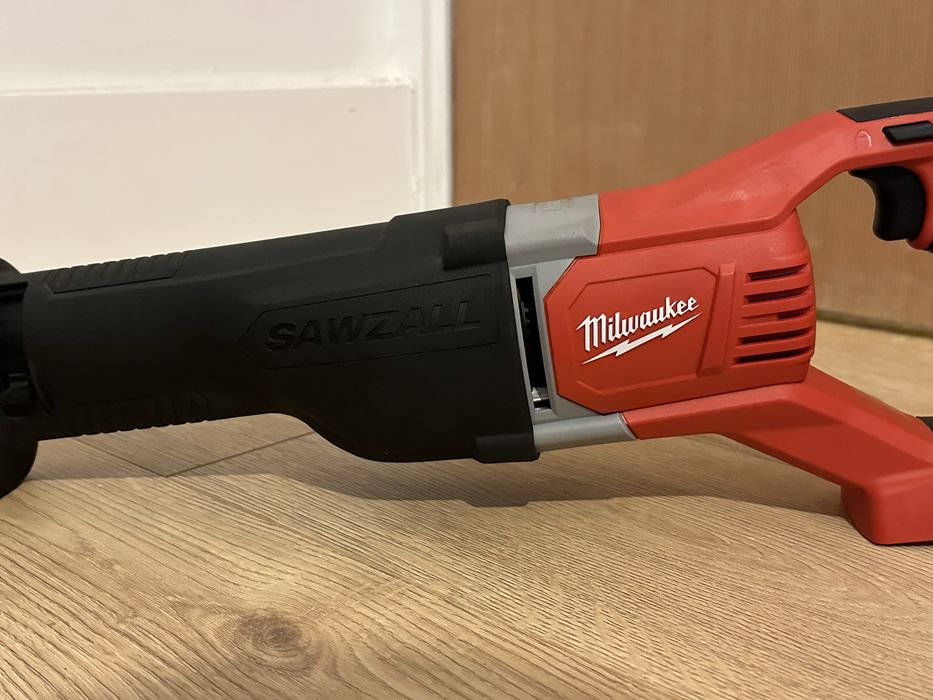 Fierăstrău sabie Milwaukee M18 BSX în stare perfectă de funcționare , produs nou