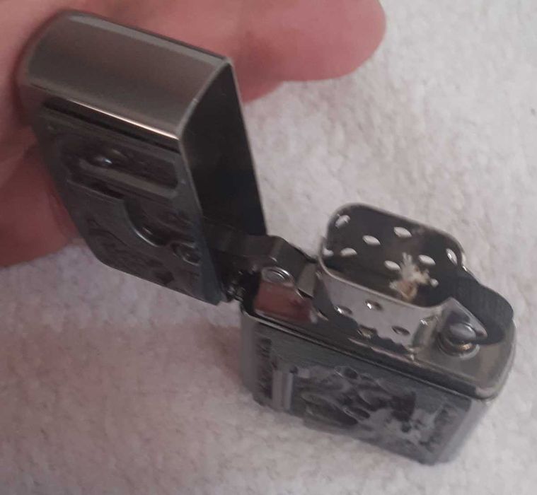 Колекционерска запалка ZIPPO, 2 револвера, релефна