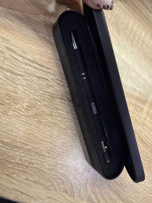 Химикалка Guess в метална кутия комплект