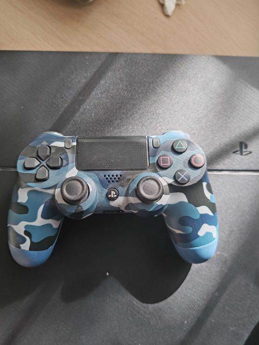playstation 4 cu 1TB doua manete si trei jocuri