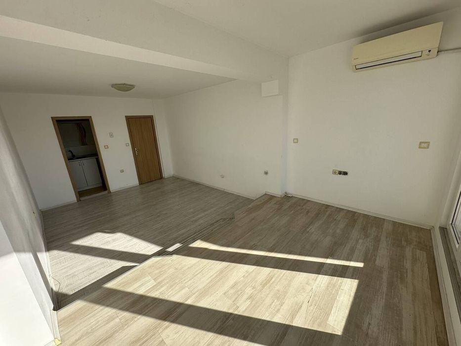 Дава се под наем Двустаен апартамент в Бургас, Славейков - 50 кв.м за 328.95 € - Снимка #2