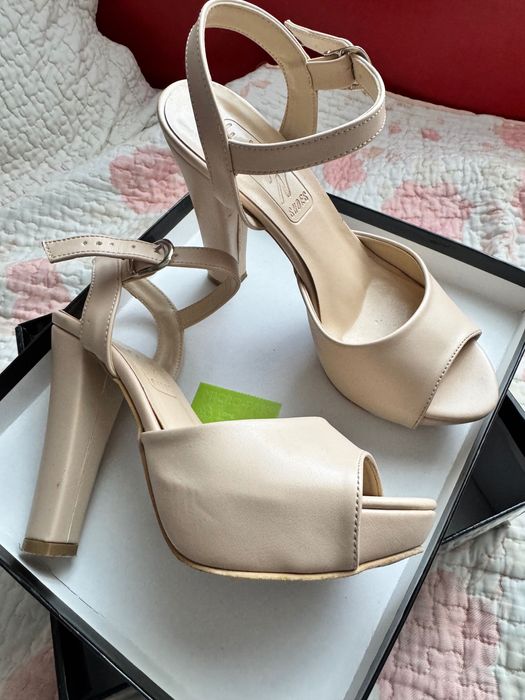 Сандали на висок ток