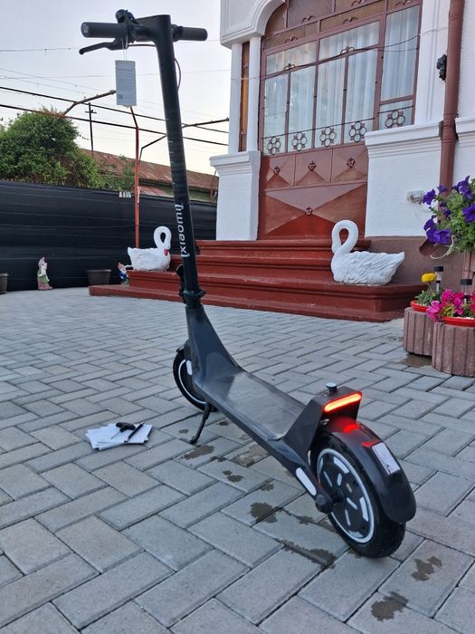 Vând trotineta Xiaomi Scooter 4 Lite (2and Gen)