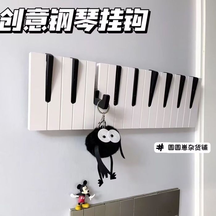 Вешалка в виде клавиши пианино.