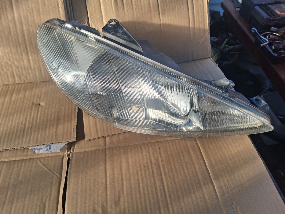 Десен фар от пежо 206