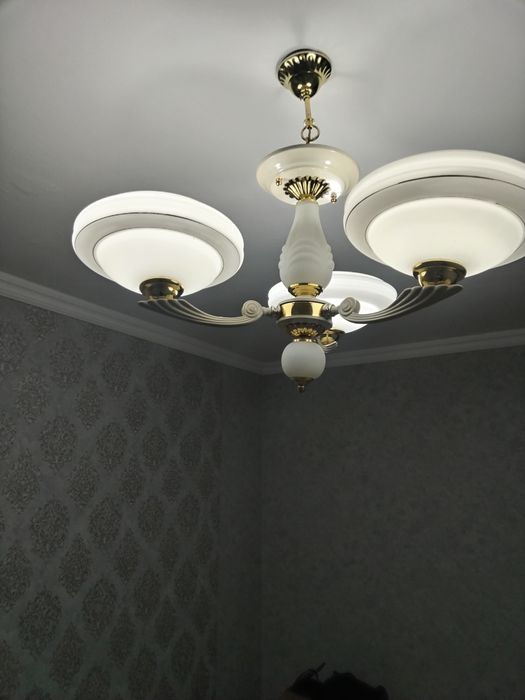 Продам люстру трехрожковую