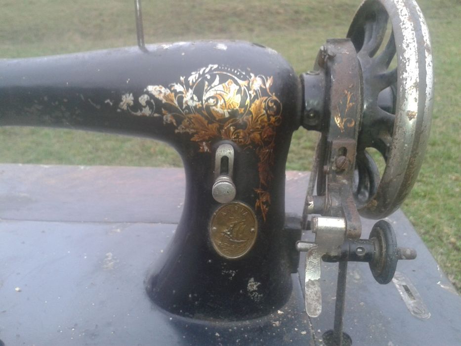 Vând mașina cusut Adria,veche aprox. 100 ani