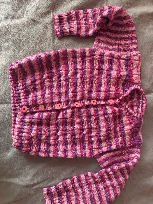 Детски ръчно плетени жилетки