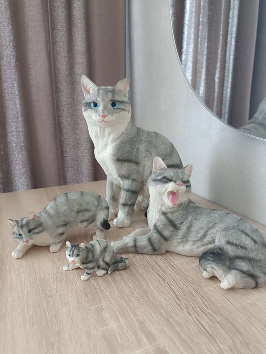 Статуэтки семейка кошек