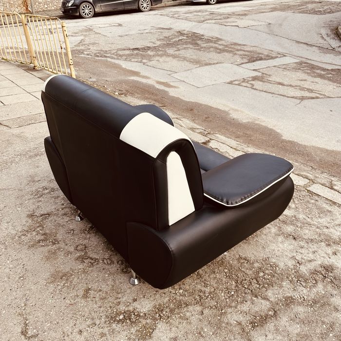 Луксозен фотьойл от естествена кожа – модерен черно-бял дизайн