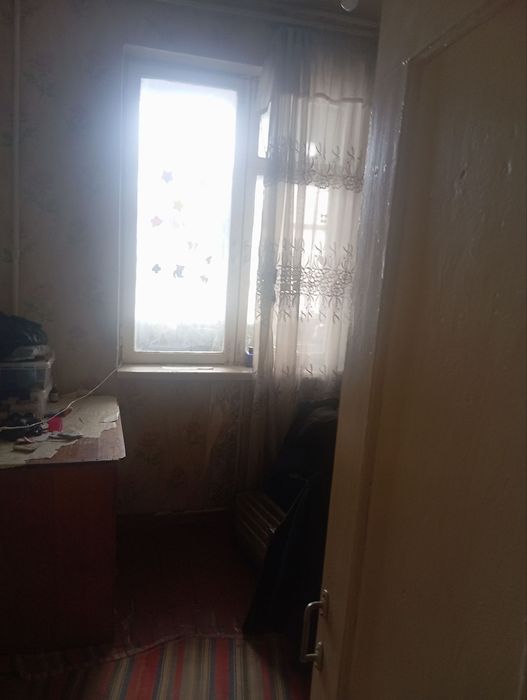 Бир хона 2 хона килинган 1 этаж 1 мактаб олдида