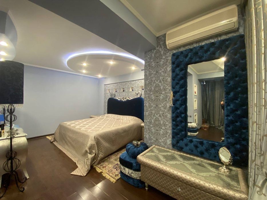 Центр, м. Космонавтов 3/9/12 132 М², 2 с/у, Ц-7