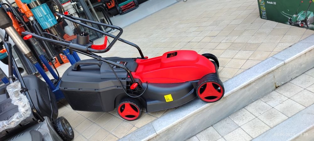 Электрическая газонокосилка