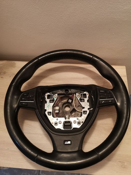 Vând volan sport BMW M  specific pentru modelele din Seria 5 (F10/F11), dar compatibil și cu alte modele din aceeași generație.