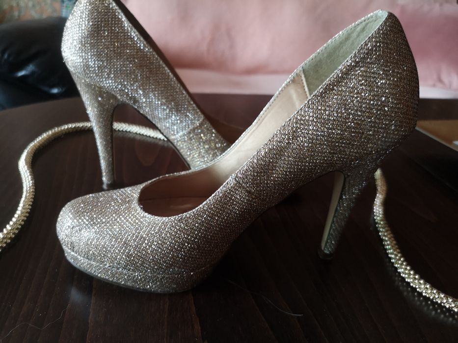 Луксозни дамски обувки с подходяща чантичка