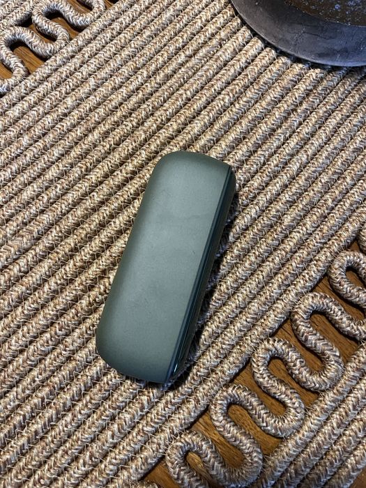 IQOS ILUMA - puțin utilizat, cu defecte estetice