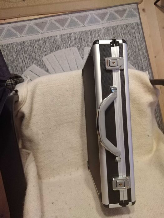 Куфар с 40 механични часовника.