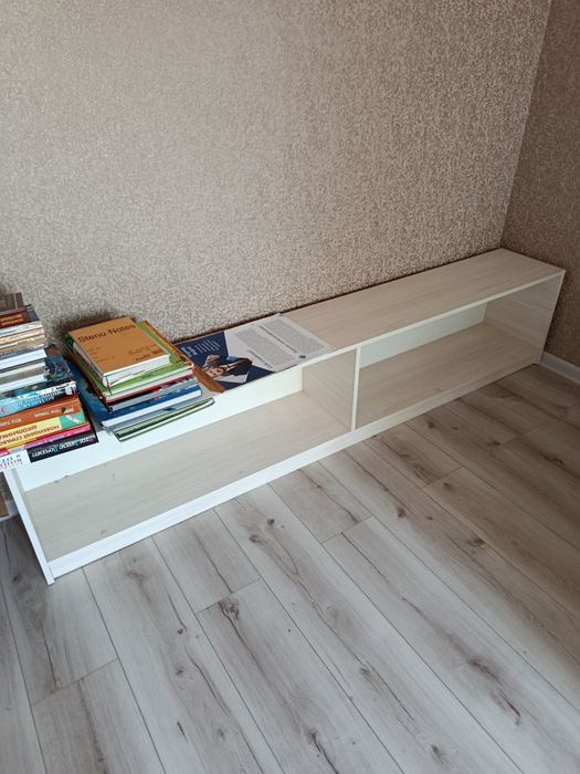 Офисный стол и полка для книг