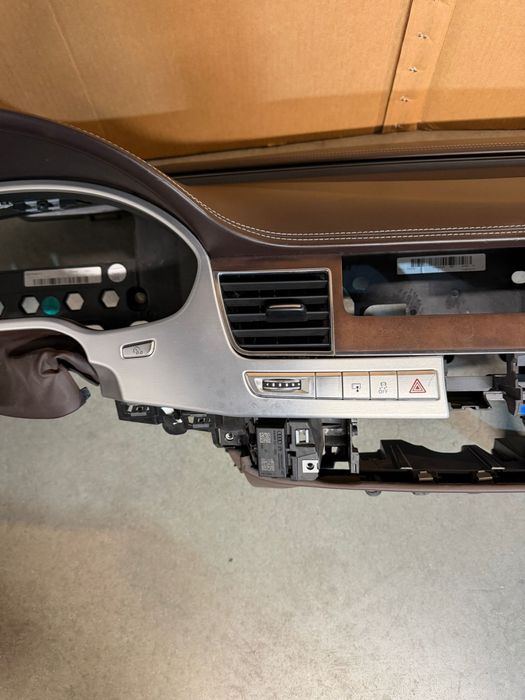 Plansa bord audi a8