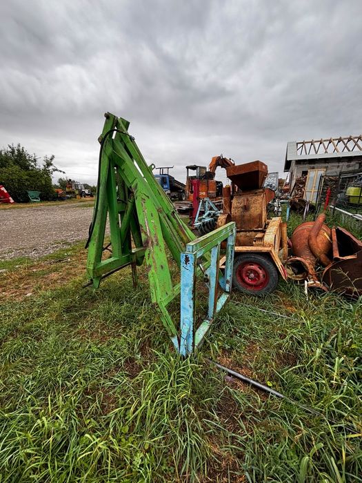 Încărcător în tiranti la tractor