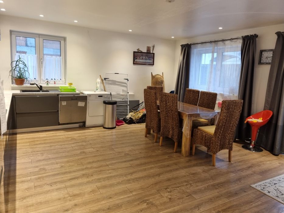 Închiriez apartament cu gradina