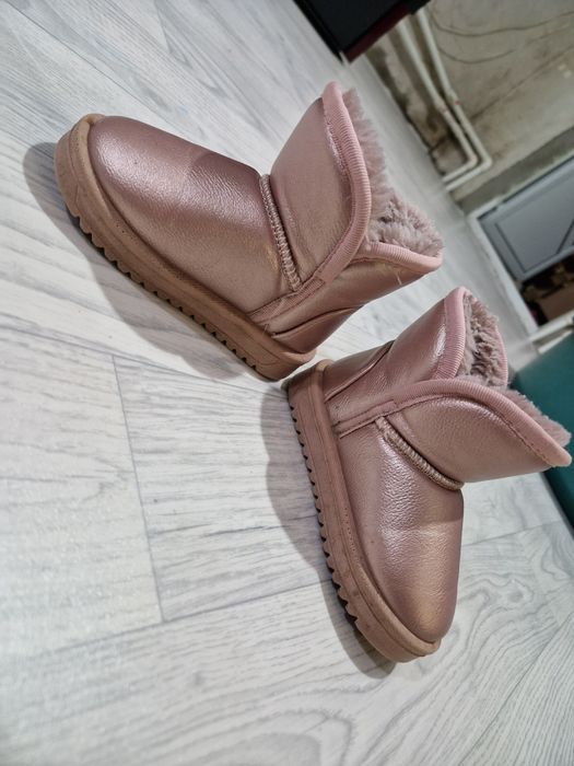 Vand UGG-uri de fetite