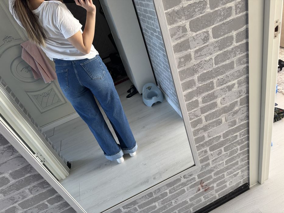 Джинсы насыщенно синего цвета