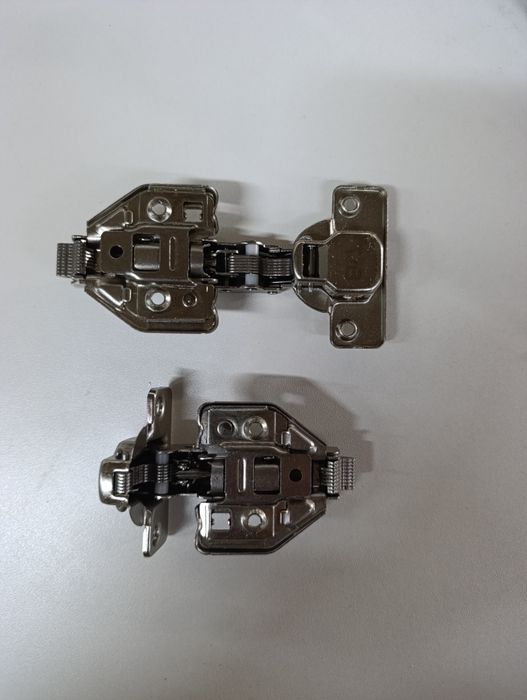 Продам петли с доводчиком.