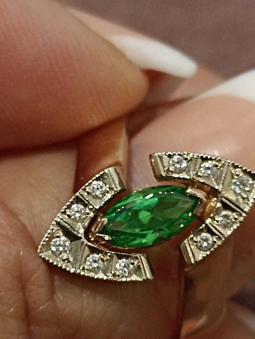 Кольцо с бриллиантами и изумрудом.
